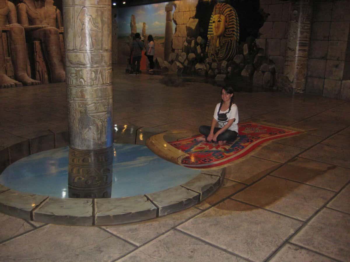 creating illusions with 3D art - floating rug