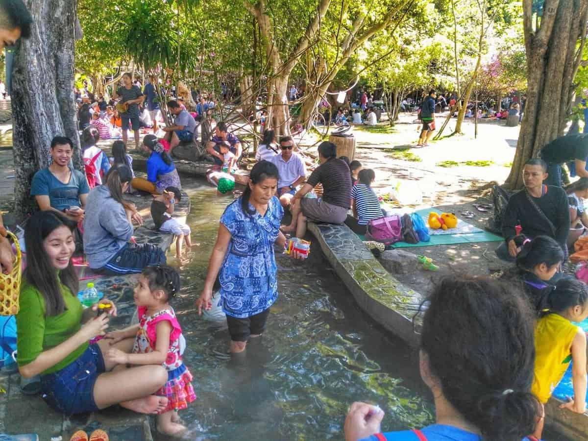 San Kamphaeng Hot Springs, Chiang Mai - crowd soaking feet