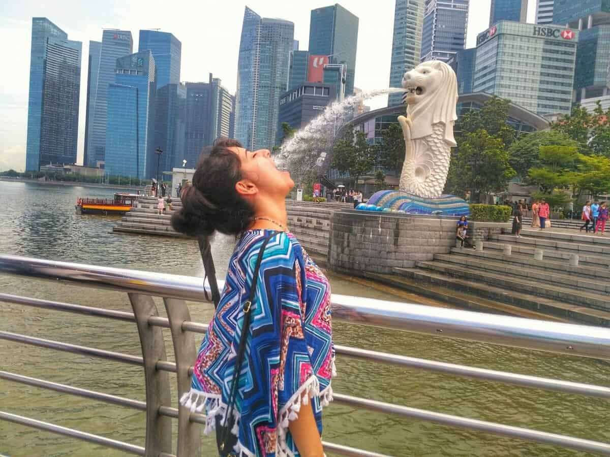 places to visit in Singapore in one day - Merlion Tourist Photo