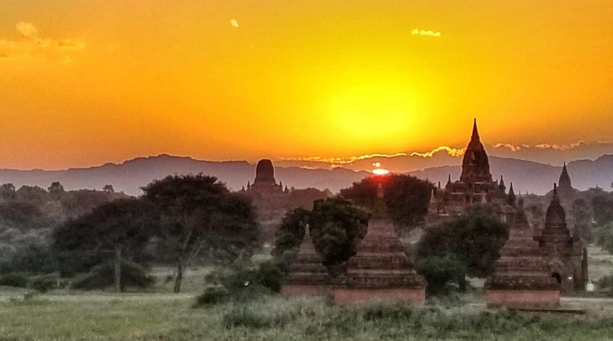 Wallpaper Mural Pagoda Landscape in Bagan (40979868)