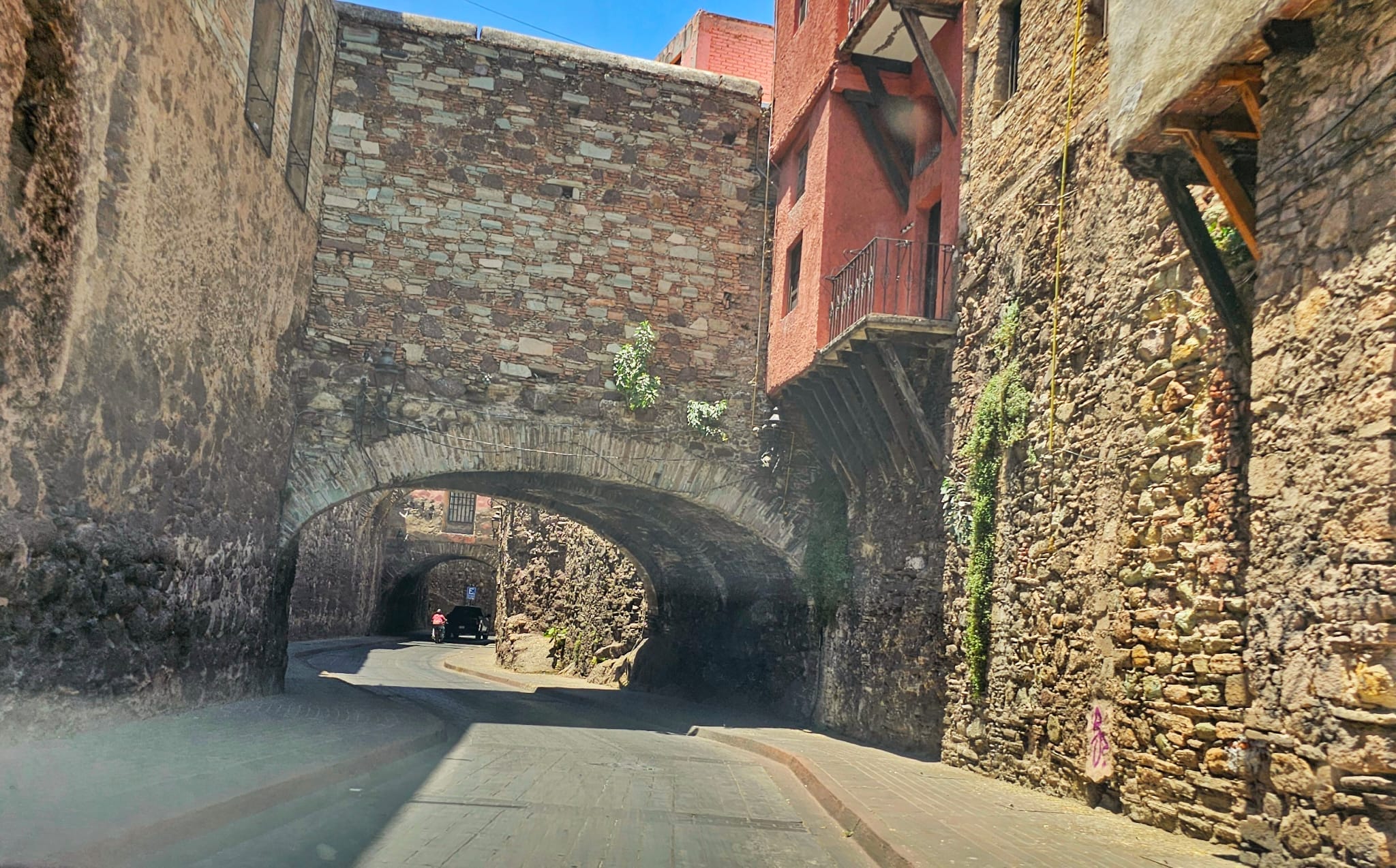 Guanajuato tunnels and arches compared to streets of San Miguel