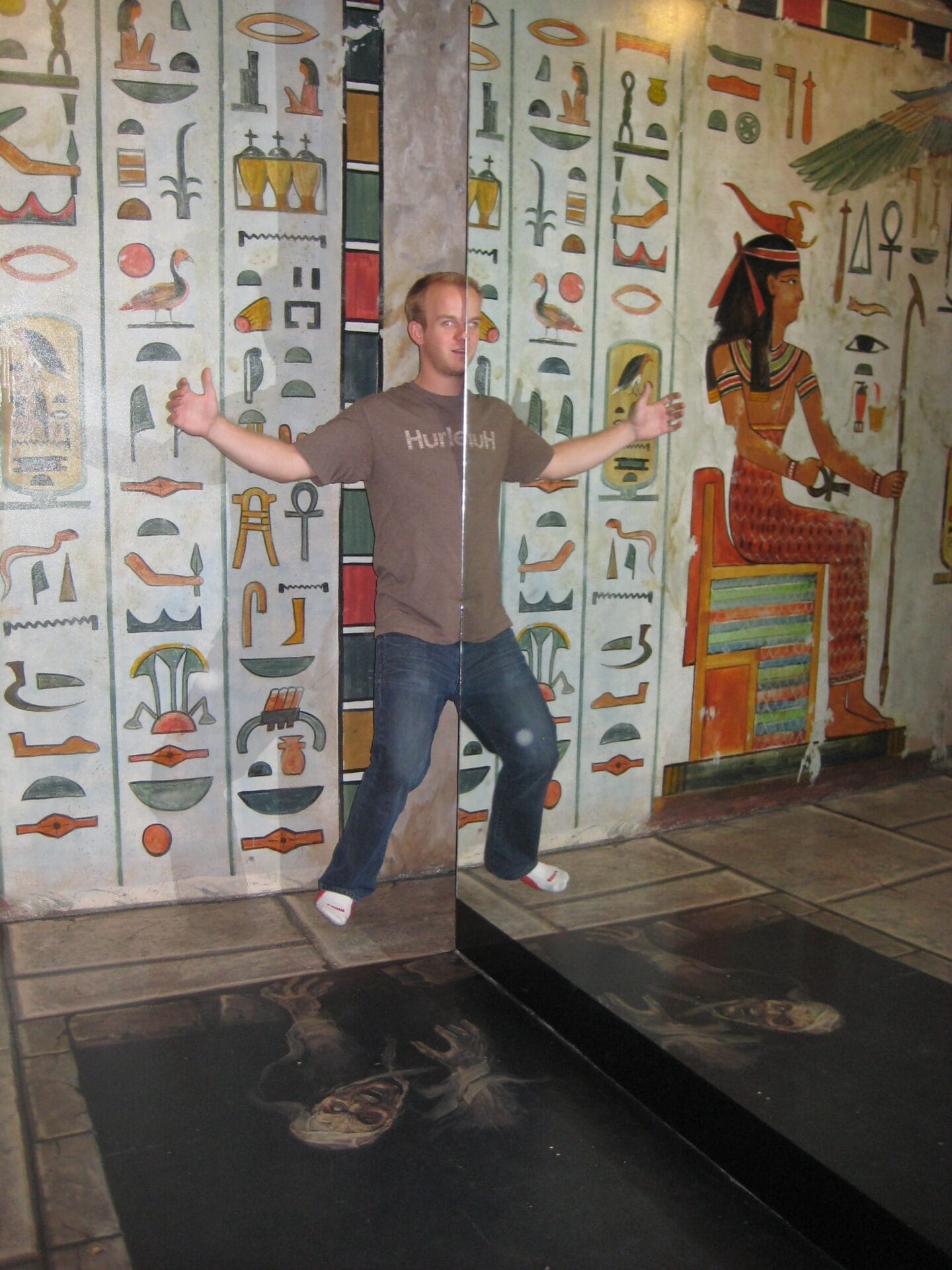 Art In Paradise - Chiang Mai, Thailand. Look ma, no hands!