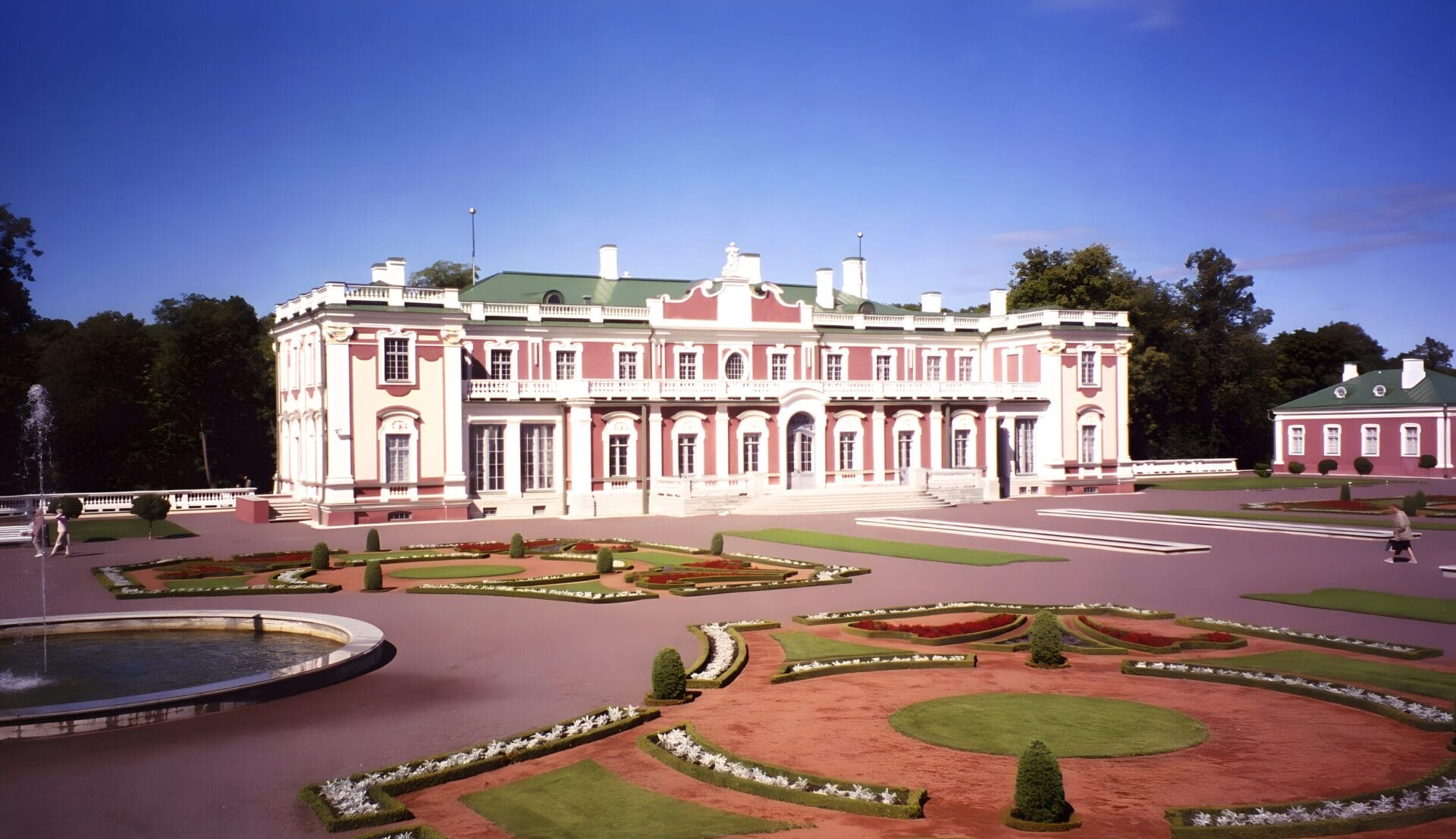 Kadriorg Palace facade in Tallinn, Estonia, surrounded by manicured gardens and fountain