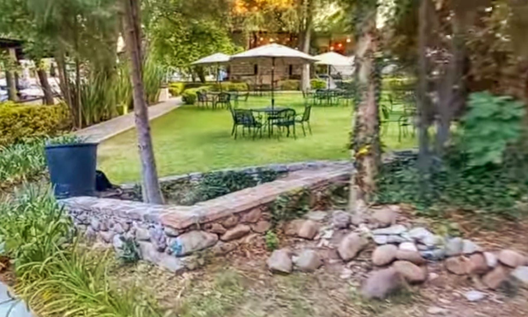 La Gruta outdoor relaxation area