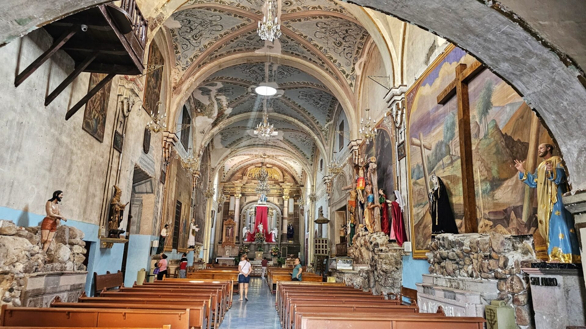 Parroquia de Nuestra Señora de Aurora interior